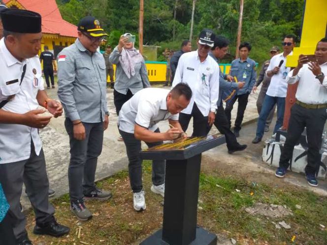 
					 Desa Kelumu di Kecamatan Lingga resmi ditetapkan sebagai Kampung Reforma Agraria 2024 oleh Bupati Lingga, Muhammad Nizar