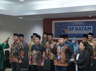 Wakil Kepala BP Batam, Purwiyanto melantik tiga belas orang Pejabat Manajerial di lingkungan Unit Usaha Pengelola Logistik Aerocity (PLA) Bandara Hang Nadim Batam. (ist)