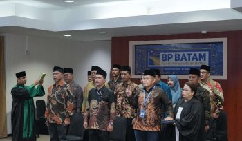 Wakil Kepala BP Batam, Purwiyanto melantik tiga belas orang Pejabat Manajerial di lingkungan Unit Usaha Pengelola Logistik Aerocity (PLA) Bandara Hang Nadim Batam. (ist)