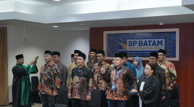 Wakil Kepala BP Batam, Purwiyanto melantik tiga belas orang Pejabat Manajerial di lingkungan Unit Usaha Pengelola Logistik Aerocity (PLA) Bandara Hang Nadim Batam. (ist)