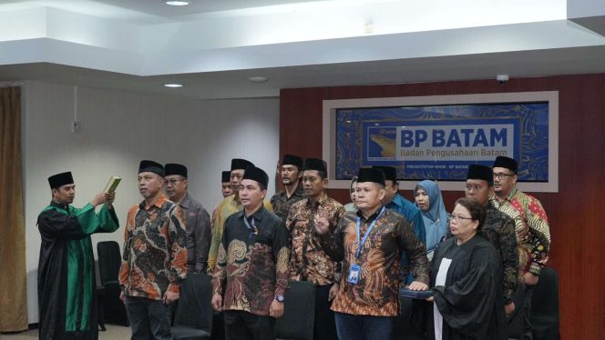 
					Wakil Kepala BP Batam, Purwiyanto melantik tiga belas orang Pejabat Manajerial di lingkungan Unit Usaha Pengelola Logistik Aerocity (PLA) Bandara Hang Nadim Batam. (ist)