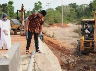 Bupati Bintan Roby Kurniawan saat meninjau salah satu kegiatan infrastruktur di Bintan