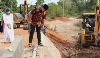 Bupati Bintan Roby Kurniawan saat meninjau salah satu kegiatan infrastruktur di Bintan