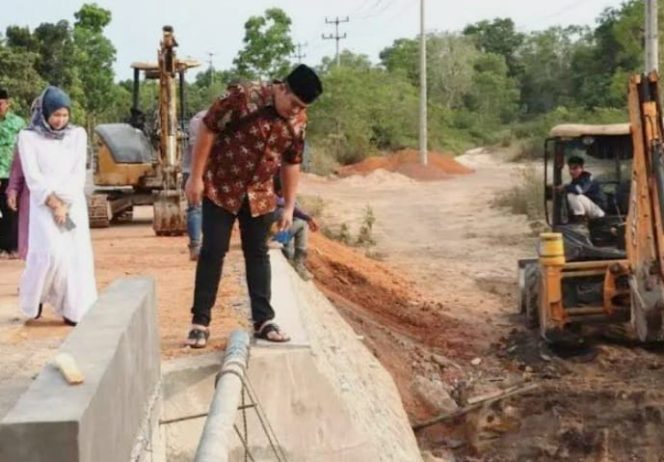 
					Bupati Bintan Roby Kurniawan saat meninjau salah satu kegiatan infrastruktur di Bintan