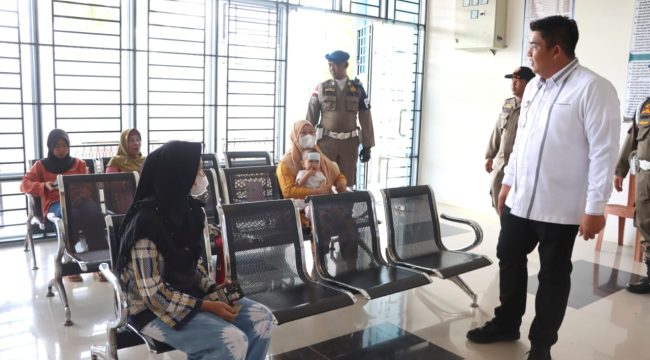 Bupati Bintan Roby Kurniawan saat berdialog dengan warga di salah satu pusat layanan kesehatan