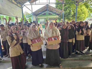 MIN 1 Batam Dukung Program Pemerintah dengan Pembagian Makanan Sehat untuk Siswa. (ist)