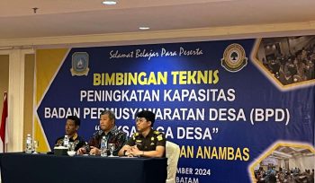 Kasi Intel Kejari Kabupaten Kepulauan Anambas, Bambang Wiratdany didampingi Bupati Anambas Abdul Haris foto bersama sejumlah anggota BPD Anambas 