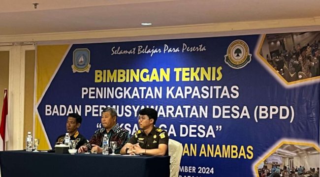 Kasi Intel Kejari Kabupaten Kepulauan Anambas, Bambang Wiratdany didampingi Bupati Anambas Abdul Haris foto bersama sejumlah anggota BPD Anambas 