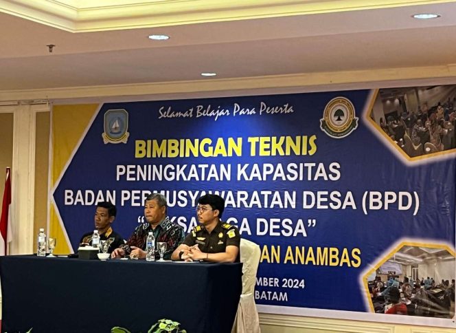 
					Kasi Intel Kejari Kabupaten Kepulauan Anambas, Bambang Wiratdany didampingi Bupati Anambas Abdul Haris foto bersama sejumlah anggota BPD Anambas 