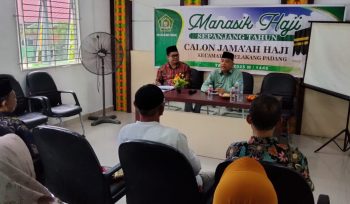 Kepala Seksi Penyelenggaraan Haji dan Umrah (PHU), Syahbudi, menyampaikan kebijakan pemerintah terkait penyelenggaraan ibadah haji dalam kegiatan manasik haji di Aula Manasik KUA Belakang Padang, Kamis (12/12/2024). (ist)  
