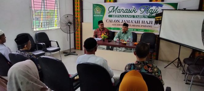 
					Kepala Seksi Penyelenggaraan Haji dan Umrah (PHU), Syahbudi, menyampaikan kebijakan pemerintah terkait penyelenggaraan ibadah haji dalam kegiatan manasik haji di Aula Manasik KUA Belakang Padang, Kamis (12/12/2024). (ist)  
