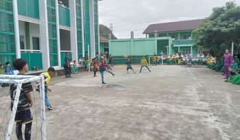 Antusias siswa MIN I Batam Ikuti Lomba Futsal pada Class Meeting. 
Foto: Atika/HarianHaluanKepri