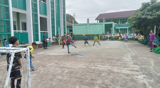 Antusias siswa MIN I Batam Ikuti Lomba Futsal pada Class Meeting. 
Foto: Atika/HarianHaluanKepri