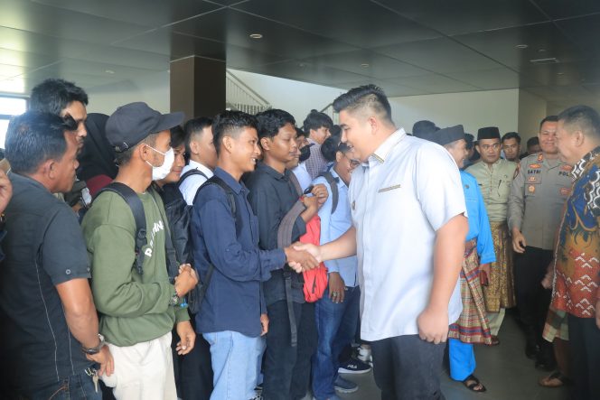 
					Bupati Bintan Roby Kurniawan saat menyalami para pencari kerja pada kegiatan job fair