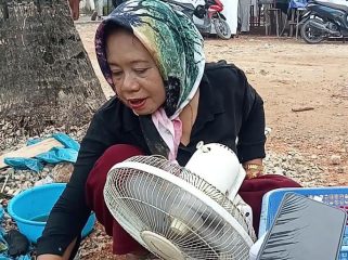 Seorang ibu bernama Rosiah dikenal sebagai penjual otak-otak di Kelurahan Setokok, Kecamatan Bulang, Kota Batam
Foto: Atika/HarianHaluanKepri