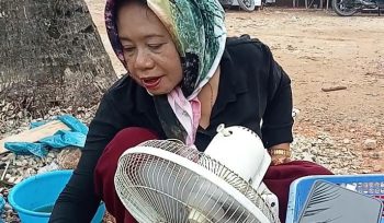 Seorang ibu bernama Rosiah dikenal sebagai penjual otak-otak di Kelurahan Setokok, Kecamatan Bulang, Kota Batam
Foto: Atika/HarianHaluanKepri