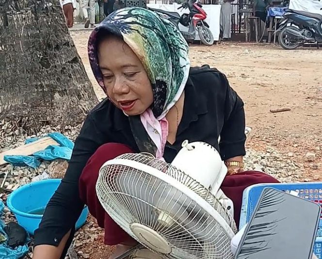 
					Seorang ibu bernama Rosiah dikenal sebagai penjual otak-otak di Kelurahan Setokok, Kecamatan Bulang, Kota Batam
Foto: Atika/HarianHaluanKepri