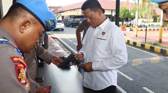 Propam Polresta Tanjungpinang melaksanakan pemeriksaan Senpi dinas milik personel dan pemeriksaan Handphone terkait judi online di Mapolresta Tanjungpinang, Senin (16/12/2024).