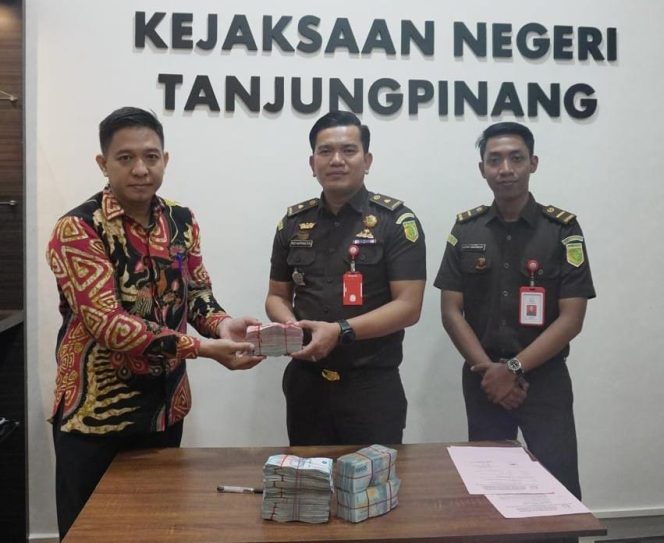 
					Kasi Pidsus Kejari Tanjungpinang Roy Huffington Harahap saat menerima uang pengganti kerugian negara dari Terpidana Abdi Surya Rendra sebesar Rp. 148.050.000.