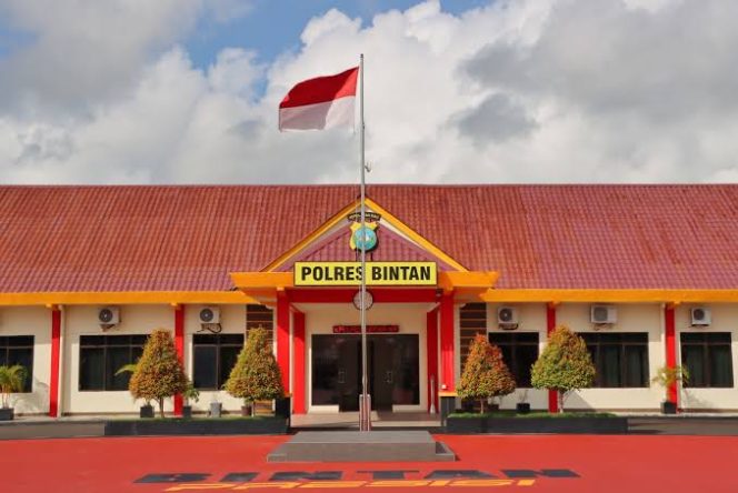 
					Suasana halaman depan Kantor Polres Bintan 