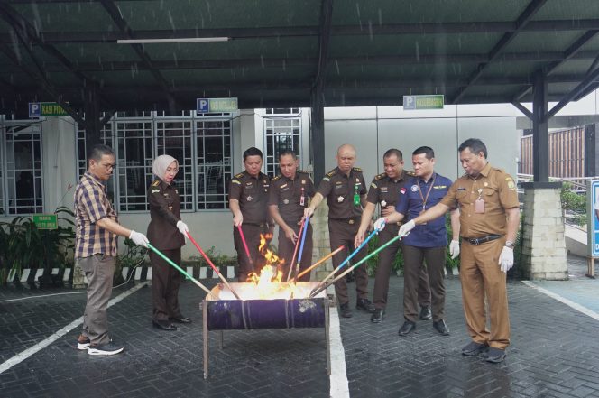 
					Kejari Tanjungpinang saat melakukan pemusnahan sejumlah barang bukti hasil kejahatan tindak pidana umum mulai dari narkotika hingga handpone di halaman Kantor Kejari Tanjungpinang, Selasa (17/12/2024)