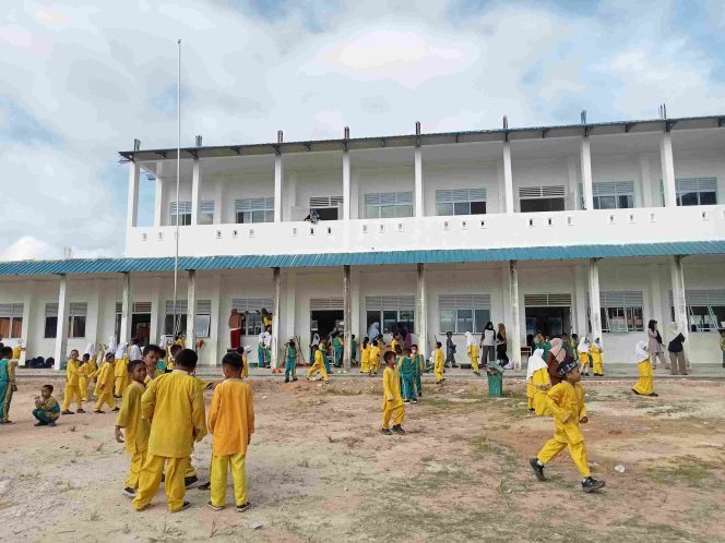 
					SDN 009 Batu Aji mengadakan kegiatan gotong royong setelah selesai melaksanakan pembangunan lantai 2.
Atika/HarianHaluanKepri