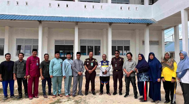 Kejaksaan dan Dinas Pendidikan Tinjau Proyek Pembangunan Ruang Kelas Baru di SDN 009 Batu Aji.
Foto: Atika/HarianHaluanKepri