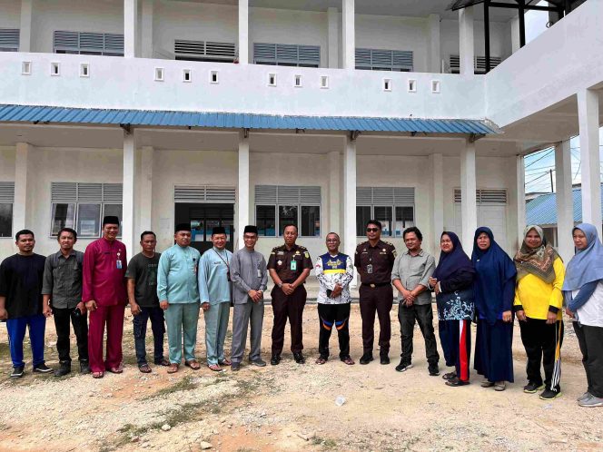 
					Kejaksaan dan Dinas Pendidikan Tinjau Proyek Pembangunan Ruang Kelas Baru di SDN 009 Batu Aji.
Foto: Atika/HarianHaluanKepri