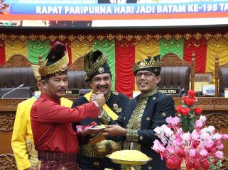 Ketua DPRD Kota Batam, Muhammad Kamaluddin memberikan potongan nasi besar kepada Wali Kota Batam, Muhammad Rudi