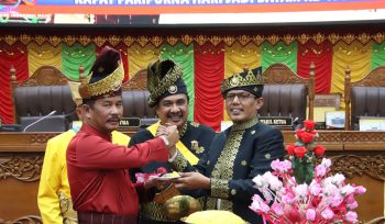 Ketua DPRD Kota Batam, Muhammad Kamaluddin memberikan potongan nasi besar kepada Wali Kota Batam, Muhammad Rudi