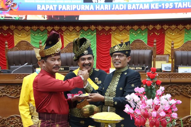 
					Ketua DPRD Kota Batam, Muhammad Kamaluddin memberikan potongan nasi besar kepada Wali Kota Batam, Muhammad Rudi