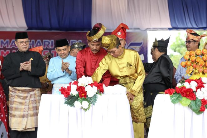 
					Wali Kota Batam, Muhammad Rudi dan Wakilnya Amsakar saat memotong kue di HJB ke-195.