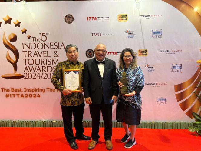 
					General Manager Batam View Beach Resort, Anddy Fong menerima anugerah dari ITTA Foundation