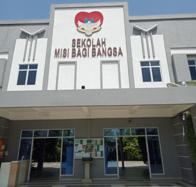 
					Kondisi bagian depan SMK Misi Bagi Bangsa.
Foto:Atika/HarianHaluanKepri