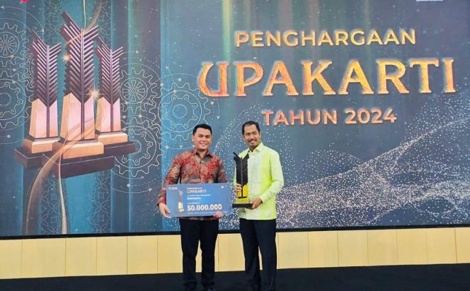 
					Kepala Disperindag Provinsi Kepri, Aries Fhariandi, mewakili Gubernur Kepri. ketika menerima penghargaan dari Menteri Perindustrian Republik Indonesia