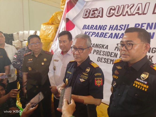 
					Direktur Jenderal Bea dan Cukai, Askolani memberikan keterangan seputar penanganan kasus kepabeanan dan cukai di Batam. (Nov Iwandra).