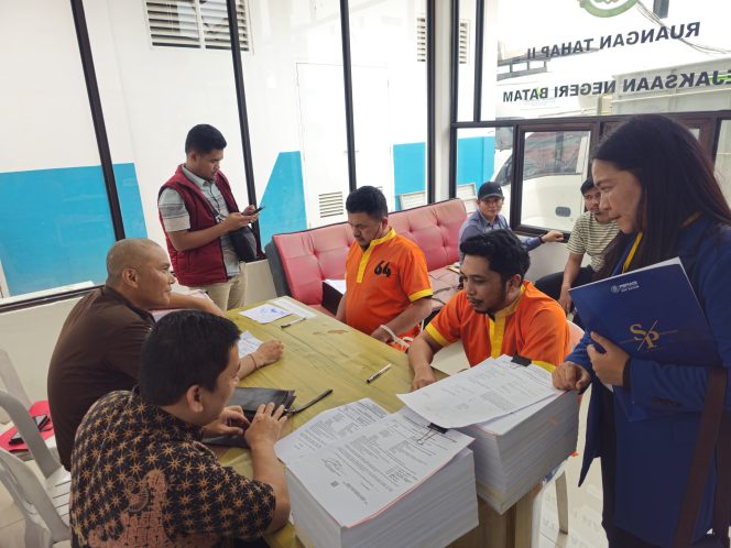 
					JPU Kejati Kepri saat menerima limpahan berkas 12 tersangka 10 diantaranya oknum anggota Polisi Perkara Narkoba dari Polda Kepri di kantor Kejari Batam, Jum'at (20/12/2024).