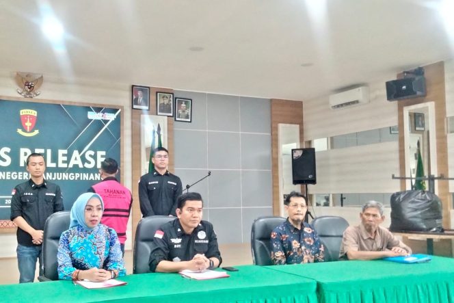 
					 konferensi pers penetapan dan penahanan mantan Dirut PD BPR Bestari Tanjungpinang, Elfin Yudista.