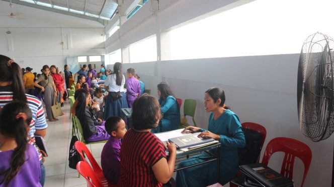 
					Sekolah Misi Bagi Bangsa menggelar pembagian rapor semester ganjil pada Jumat (20/12/2024).
Foto: Atika/HarianHaluanKepri