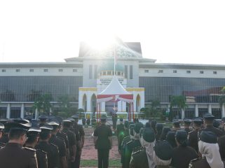 Kejati Kepri saat melaksanakan Upacara Peringatan Hari Ibu Ke-96 Tahun 2024 di Lapangan Kantor Kejati Kepri di Tanjungpinang, Senin (23/12/2024).