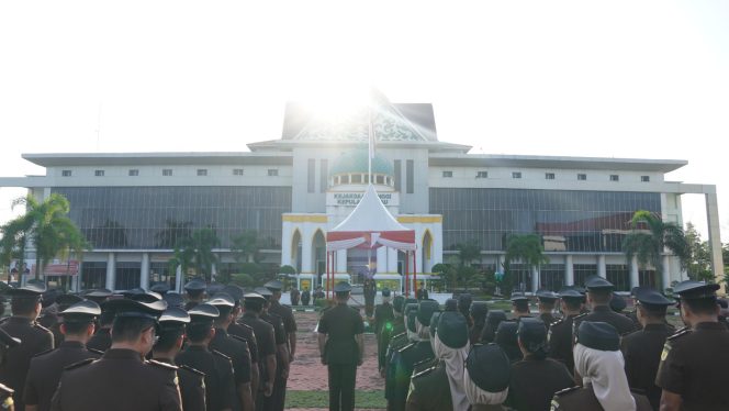 
					Kejati Kepri saat melaksanakan Upacara Peringatan Hari Ibu Ke-96 Tahun 2024 di Lapangan Kantor Kejati Kepri di Tanjungpinang, Senin (23/12/2024).