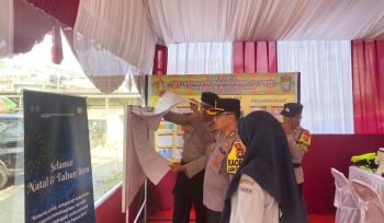 Kapolres Bintan AKBP Riky Iswoyo saat lakukan peninjauan secara langsung pos-pos Operasi Lilin Seligi 2024 Polres Bintan pada (23/12/2024).