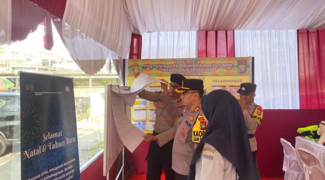 Kapolres Bintan AKBP Riky Iswoyo saat lakukan peninjauan secara langsung pos-pos Operasi Lilin Seligi 2024 Polres Bintan pada (23/12/2024).