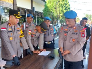 Wakapolresta Tanjungpinang AKBP Arief Robby Rachman saat memimpin pengecekan Senpi seluruh anggotanya, Senin (23/12/2024)