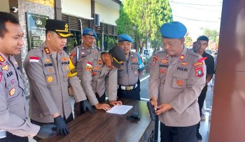 Wakapolresta Tanjungpinang AKBP Arief Robby Rachman saat memimpin pengecekan Senpi seluruh anggotanya, Senin (23/12/2024)