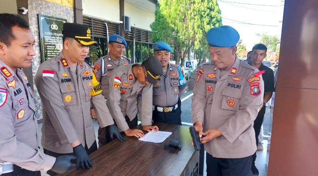 Wakapolresta Tanjungpinang AKBP Arief Robby Rachman saat memimpin pengecekan Senpi seluruh anggotanya, Senin (23/12/2024)