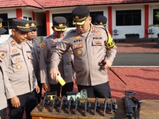 Kapolres Lingga, AKBP Apri Fajar Hermanto saat memimpin pengecekan Senjata Api Inventaris dijajaran Polres Lingga dan Polsek (foto istimewa Polres Lingga)