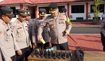 Kapolres Lingga, AKBP Apri Fajar Hermanto saat memimpin pengecekan Senjata Api Inventaris dijajaran Polres Lingga dan Polsek (foto istimewa Polres Lingga)