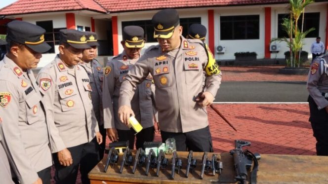 
					Kapolres Lingga, AKBP Apri Fajar Hermanto saat memimpin pengecekan Senjata Api Inventaris dijajaran Polres Lingga dan Polsek (foto istimewa Polres Lingga)