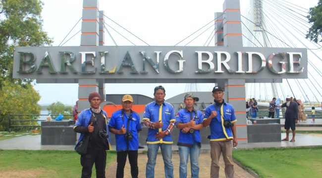 Fotografer yang bekerja di kawasan wisata Dendang Melayu terbagi dalam dua grup.
Foto: Atika/HarianHaluanKepri